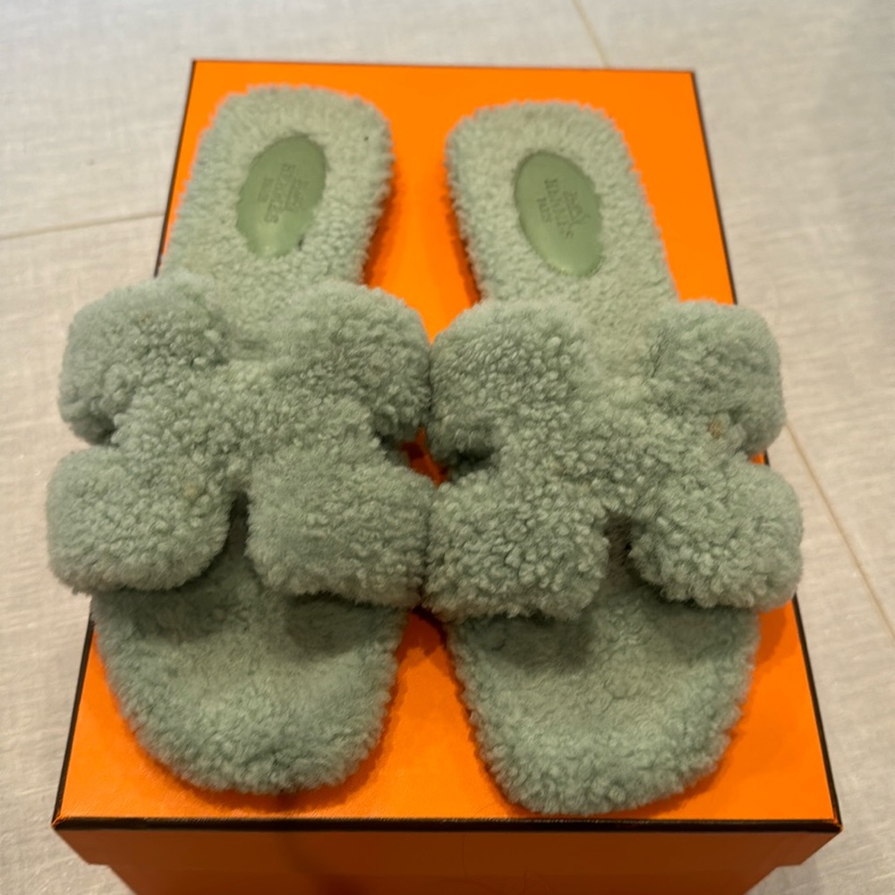 Hermes fuzzy green orans size 39